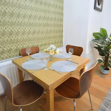 Homely Flat In Prime Location דירה