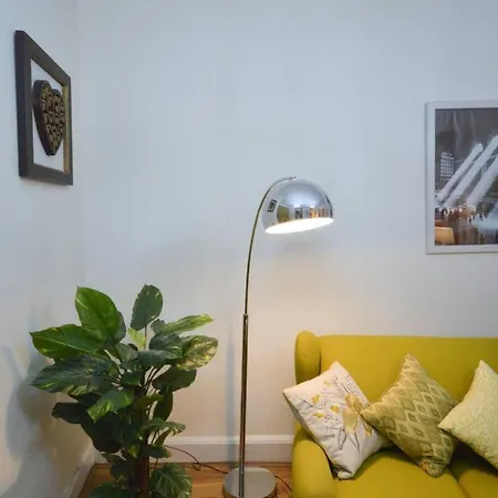 Homely Flat In Prime Location Lägenhet